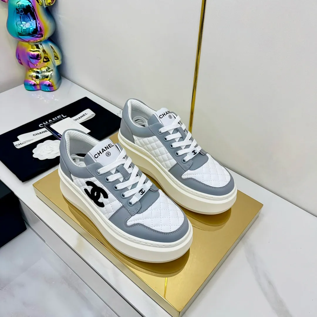 👟👟Ex-factory price 600👟👟 Upgraded version, upgraded version, upgraded version! No rebuttal accepted! ! ! ! Chanel Chanel panda shoes! 2025 counter's top casual sports shoes. This classic design; the upper is electro-embroidered with a variety of techniques; the outsole is fashionable and sporty; the unusual inclusion of a variety of color matching elements... The diversified mix and match is very good-looking and versatile, and can be used for leisure, fashion, sports, and outdoor... ꫛꫀꪝ Go➫ Materials: ❶Upper made of: original imported first-layer silk cowhide + original waterproof cloth + original first-layer cowhide ❷Inner lining: Original Yangli+Net ❸Outsole based on: Original TPU combination outsole Counter boutique packaging complete set for women 35–41 👉 👉 👉 👉 👉